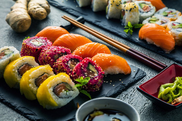 Sushi Set Sashimi und Sushirollen auf serviert Steinschiefer