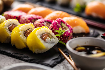 Sushi Set Sashimi und Sushirollen auf serviert Steinschiefer