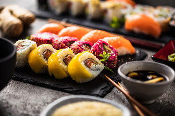 Sushi Set Sashimi und Sushirollen auf serviert Steinschiefer