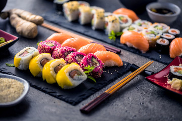 Sushi Set Sashimi und Sushirollen auf serviert Steinschiefer
