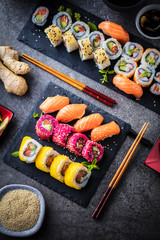 Sushi Set Sashimi und Sushirollen auf serviert Steinschiefer