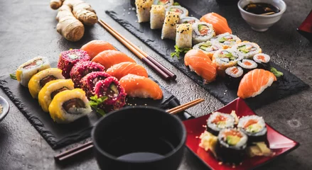 Zelfklevend Fotobehang Sushi Set Sashimi und Sushirollen auf serviert Steinschiefer © karepa