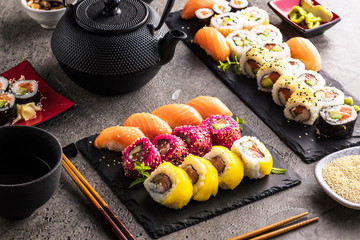 Sushi Set Sashimi und Sushirollen auf serviert Steinschiefer