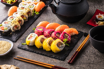 Sushi Set Sashimi und Sushirollen auf serviert Steinschiefer
