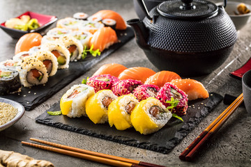 Sushi Set Sashimi und Sushirollen auf serviert Steinschiefer