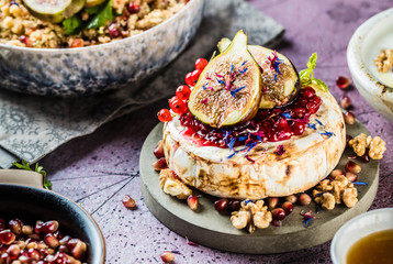 Leckerer Camembert verziert mit Feigen und Couscous.