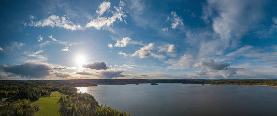 Sonnenuntergang an einem See in Schweden 