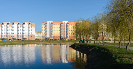 Obraz premium Multi-storey houses on the lake. District Klinkowski. Gomel. Belarus
