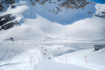 Fototapeta na wymiar Skifahrer auf der Zugspitze