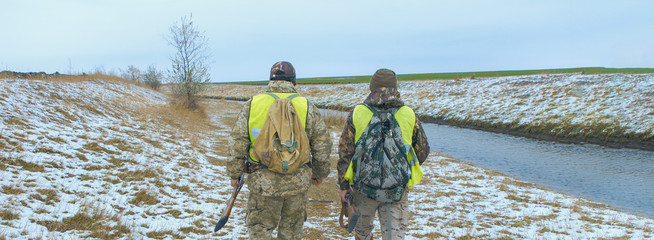 Naklejka premium Hunters with a german drathaar and spaniel, pigeon hunting with dogs