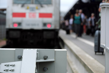 Zug hält am Bahnsteig und Reisende steigen aus - Stockfoto