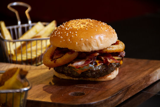 Hamburguesa con Aros de Cebolla, Queso Derretido y Carne 
