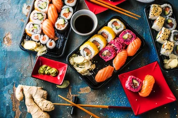 Fotobehang Sushi set sashimi en sushi rolls geserveerd op stenen leisteen © karepa