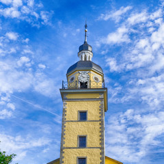 Fototapeta na wymiar Historischer Kirchturm in der Düsseldorfer Altstadt