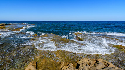 fale na skalistym wybrzeżu w Cap de l'Horta, Hiszpania