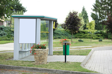 Nowy przystanek autobusowy na wsi z bilbordem reklamowym.