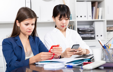 Fototapeta premium Business people using smartphones