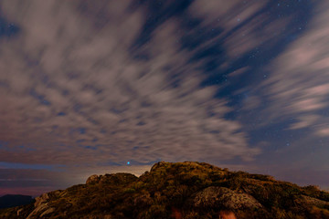 Vista da cidade do alto do morro a noite