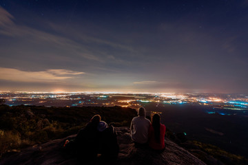 Vista da cidade do alto do morro a noite
