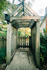 Obraz premium A wooden Garden structure entrance to a park or yard or home