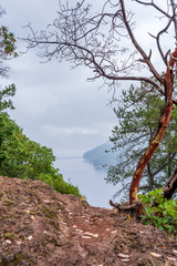 Obraz premium View at Mountain Trail in British Columbia, Canada. Ocean Background.