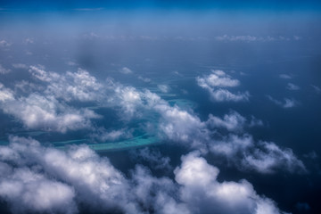 Dieses einzigartige Bild zeigt die Malediven, die von einem Flugzeug von oben fotografiert werden. Sie können die Atolle im Meer gut sehen.