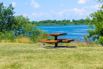 Obraz premium Picnic table on the grass by the lake