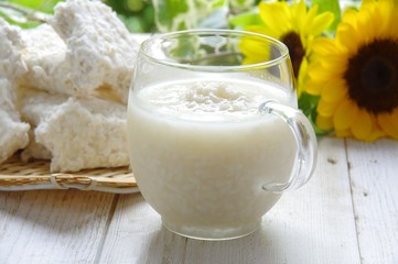 冷たく冷やした甘酒　冷やし甘酒