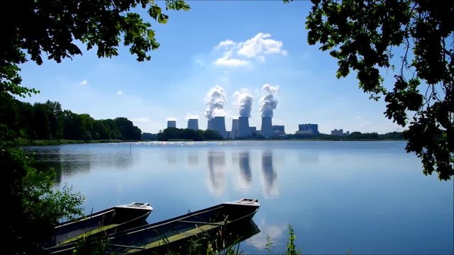 ein großes Kohlekraftwerk mit viel Rauch