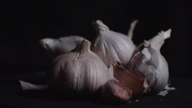Garlic rotating on a display.