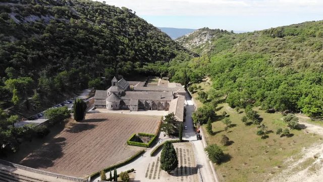 Drone approaching the Senanque abbay from nord