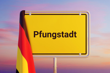Pfungstadt. Gelbes Schild/Ortsschild. Flagge von Deutschland hängt darüber. Himmel mit Sonnenuntergang oder Sonnenaufgang