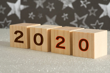 Würfeln und Symbol für das Jahr 2020