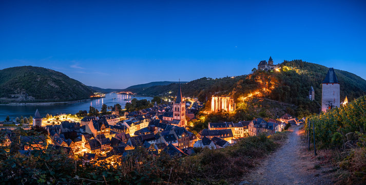 Sommerabend Bacharach Panorama mit Stadtmauer