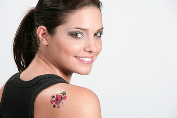 Jeune femme brune avec un tatouage ephemere