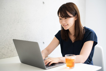 パソコンを使う若い女性