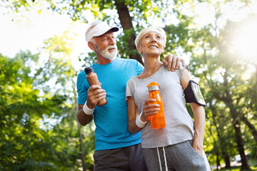 Obraz premium Happy senior people running to stay helathy and lose weight
