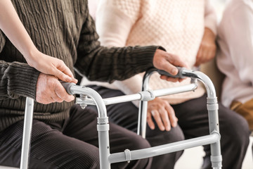 Obraz premium Young caregiver looking after senior people in nursing home