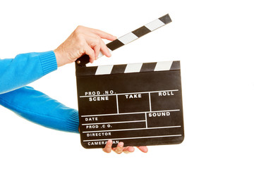 Hände halten Filmklappe für Regie bei Filmaufnahmen