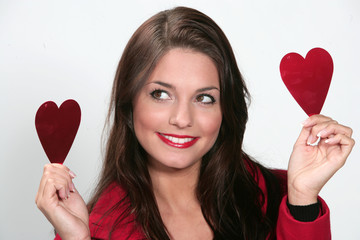 Jolie brune habillée en rouge pour la Saint Valentin