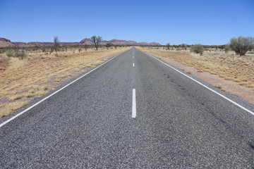 Fototapeta na wymiar Eine Straße durch das Outback in Australien