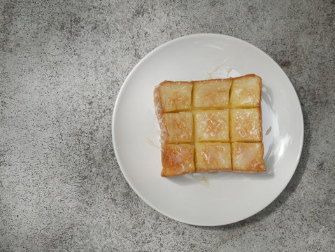 Toasted bread and sugar.