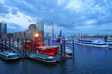 Fototapeta na wymiar Hamburger Hafen im Abendlicht