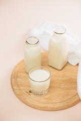 Obraz na płótnie Canvas fresh milk in glasses with sugar cubes