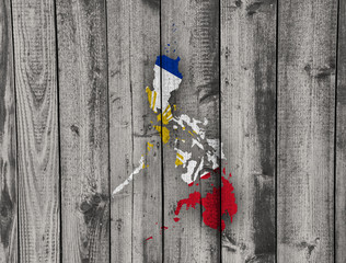 Karte und Fahne der Philippinen auf verwittertem Holz