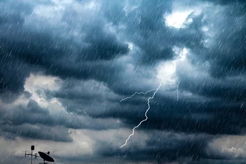 Fototapeten Blitz und Gewitter blinken mit regnerischem Hintergrund. Schlechtes Wetter und bewölktes Problem mit Antennen- oder Satellitensignal. © Lemonsoup14
