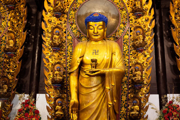 Obraz premium Buddha statue in Longhua Temple in Shanghai, China. Famous buddhist temple in China.