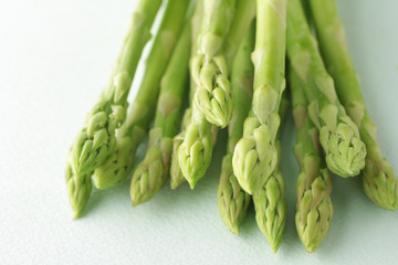 白い背景に置いたグリーンアスパラガスの集合イメージ写真