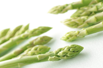 白い背景に置いたグリーンアスパラガスの集合イメージ写真