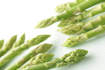 白い背景に置いたグリーンアスパラガスの集合イメージ写真
